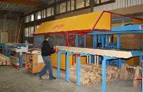 Die Abbundanlage K2i der A. Gantenbein Holzbau AG schneidet einzelne Holzstücke für Dachkonstruktionen zu. Präzise und schnell.