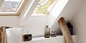 Schwingflügelfenster sind komfortable Dachfenster. Oft verwendet in Graubünden, der Ostschweiz und im Liechtenstein.