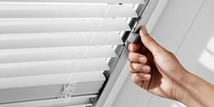 Schwingflügelfenster sind Dachfenster, bei denen ein Hitzeschutz oder Sonnenschutz leicht nachgerüstet oder eingebaut werden kann.